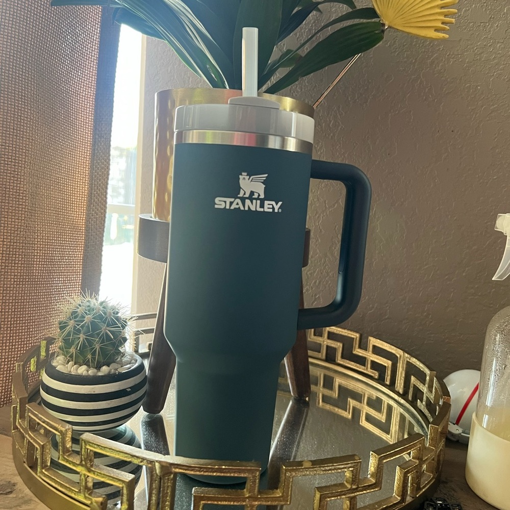 Brand new Stanley adventure crunch are 40 ounce in stormy sea